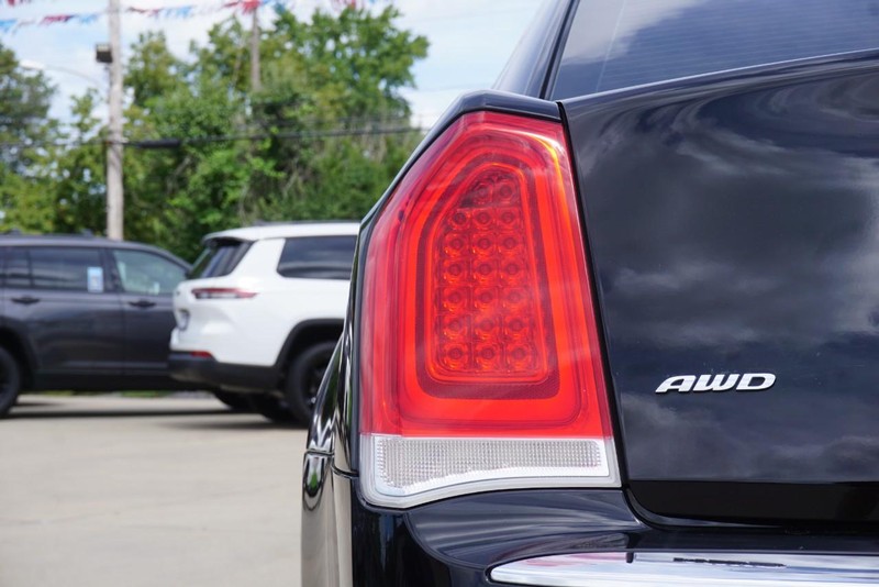 Chrysler 300 Vehicle Full-screen Gallery Image 15