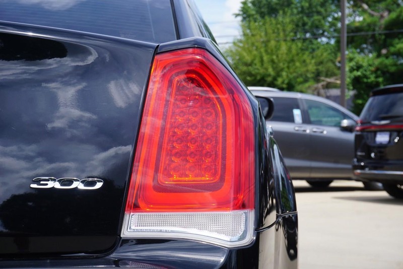 Chrysler 300 Vehicle Full-screen Gallery Image 16