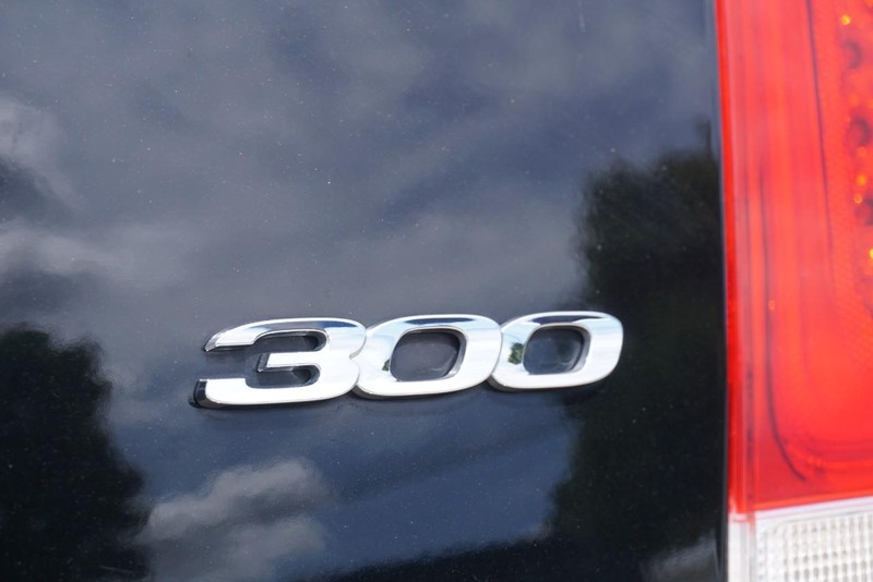 Chrysler 300 Vehicle Full-screen Gallery Image 17