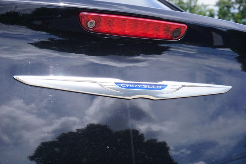 Chrysler 300 Vehicle Full-screen Gallery Image 18