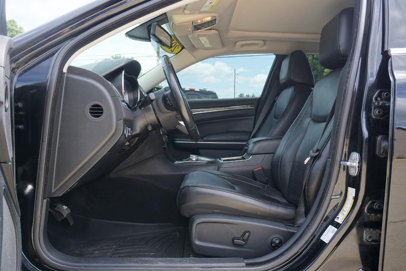 Chrysler 300 Vehicle Full-screen Gallery Image 20
