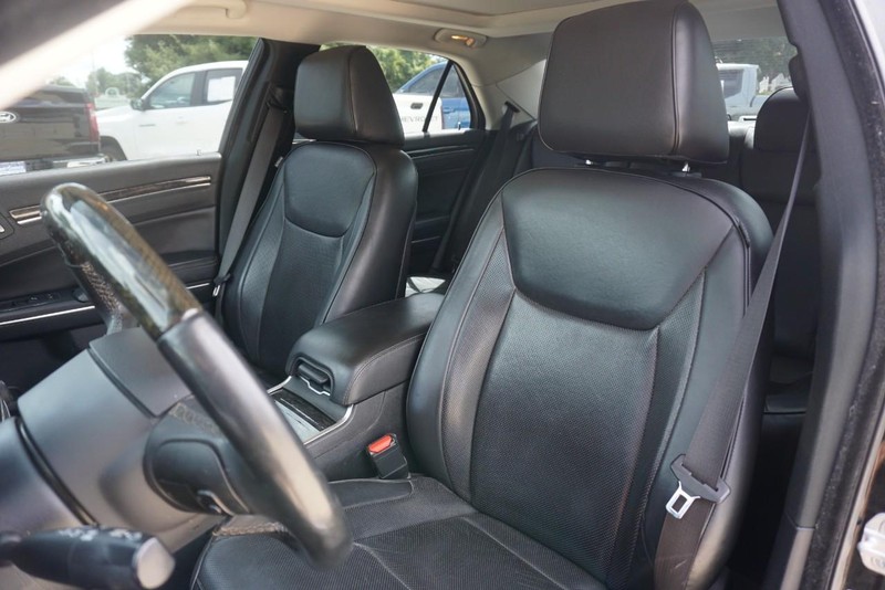 Chrysler 300 Vehicle Full-screen Gallery Image 22