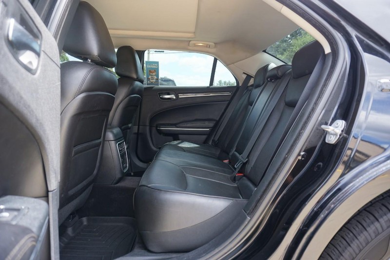 Chrysler 300 Vehicle Full-screen Gallery Image 23