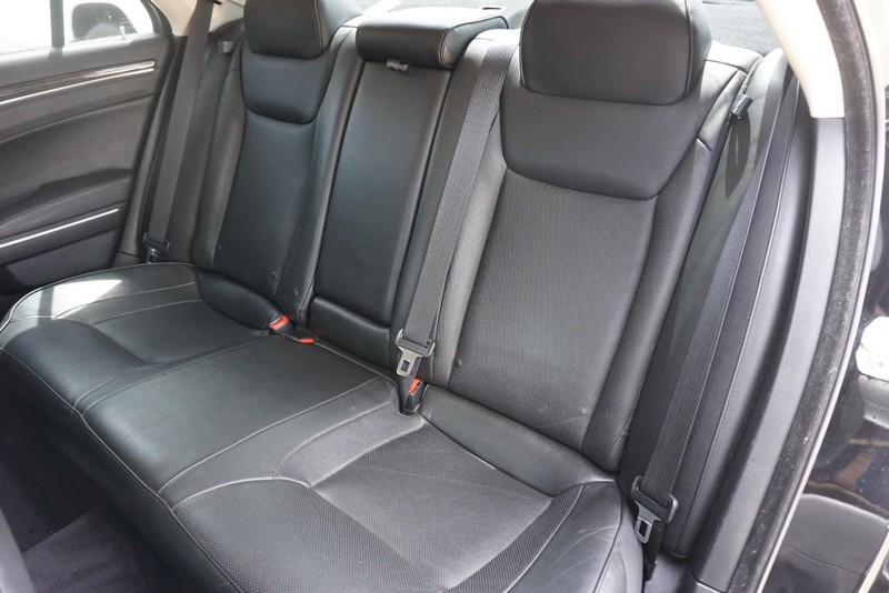 Chrysler 300 Vehicle Full-screen Gallery Image 24