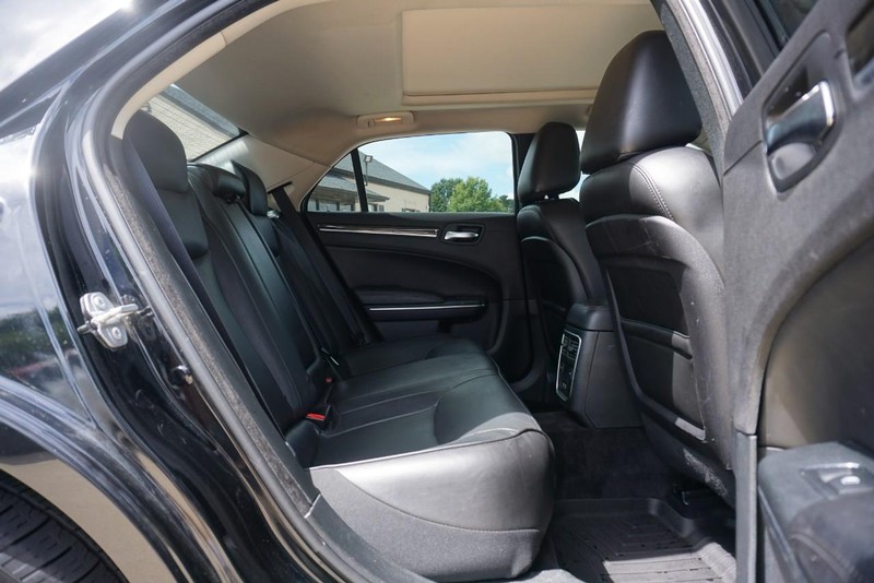 Chrysler 300 Vehicle Full-screen Gallery Image 25