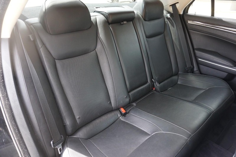 Chrysler 300 Vehicle Full-screen Gallery Image 26
