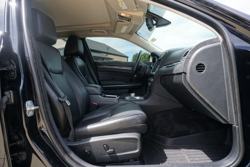 Chrysler 300 Vehicle Full-screen Gallery Image 27