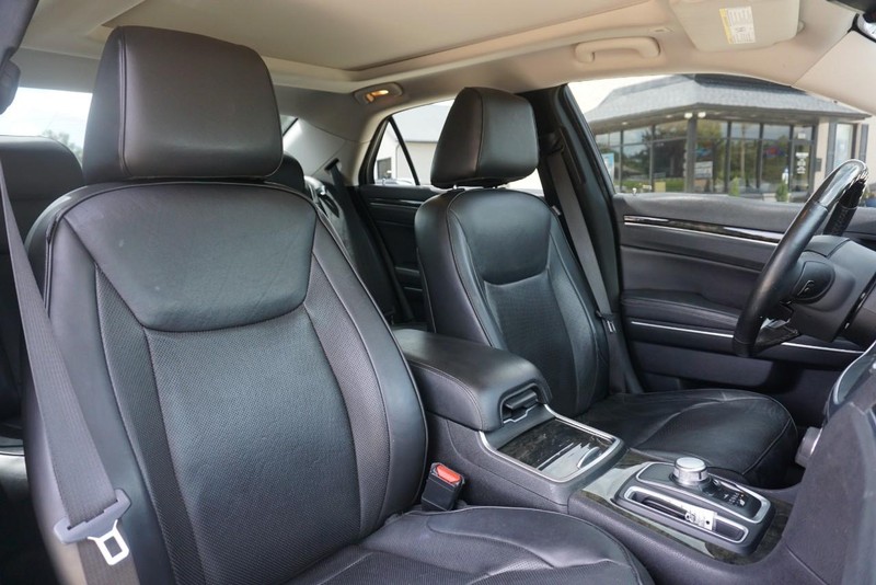 Chrysler 300 Vehicle Full-screen Gallery Image 29