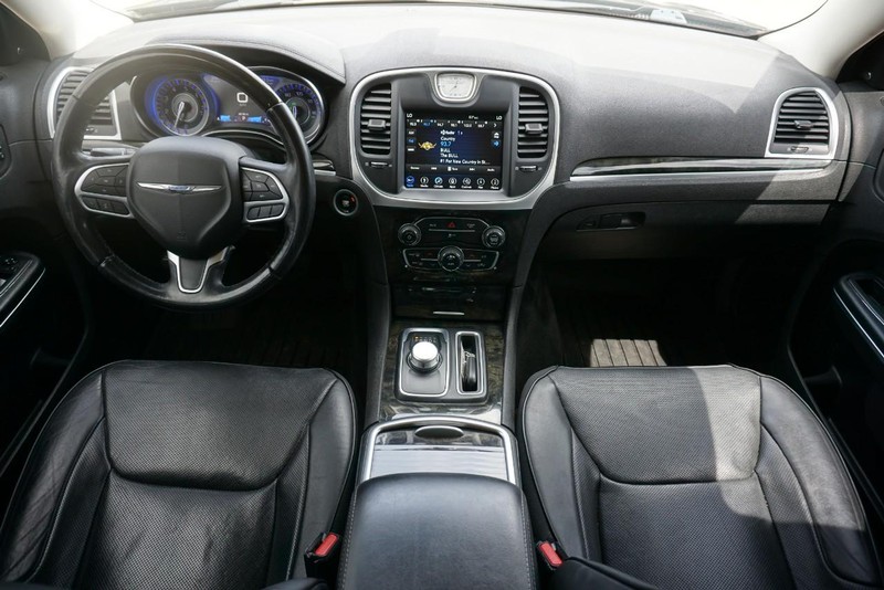 Chrysler 300 Vehicle Full-screen Gallery Image 30