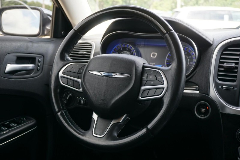 Chrysler 300 Vehicle Full-screen Gallery Image 31