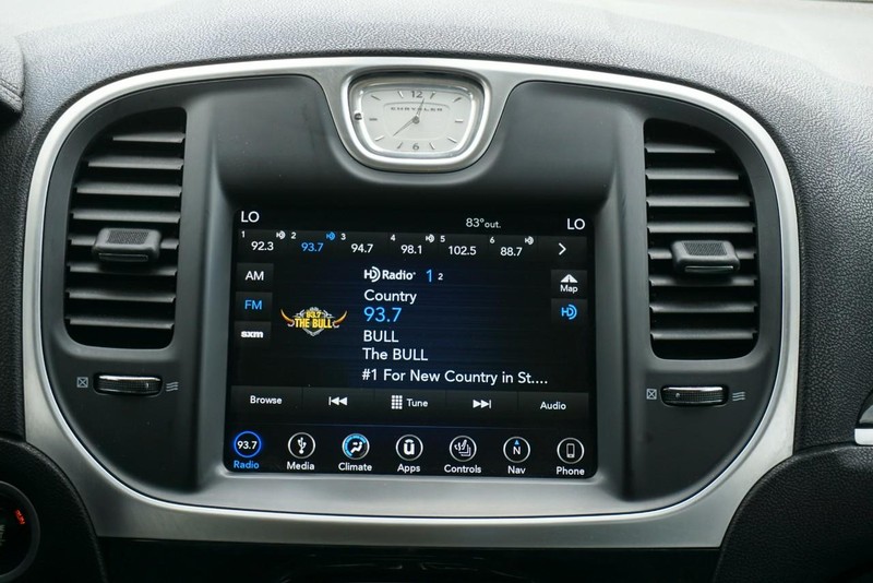 Chrysler 300 Vehicle Full-screen Gallery Image 32