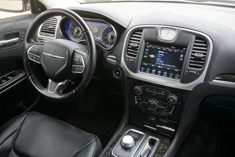 Chrysler 300 Vehicle Full-screen Gallery Image 33