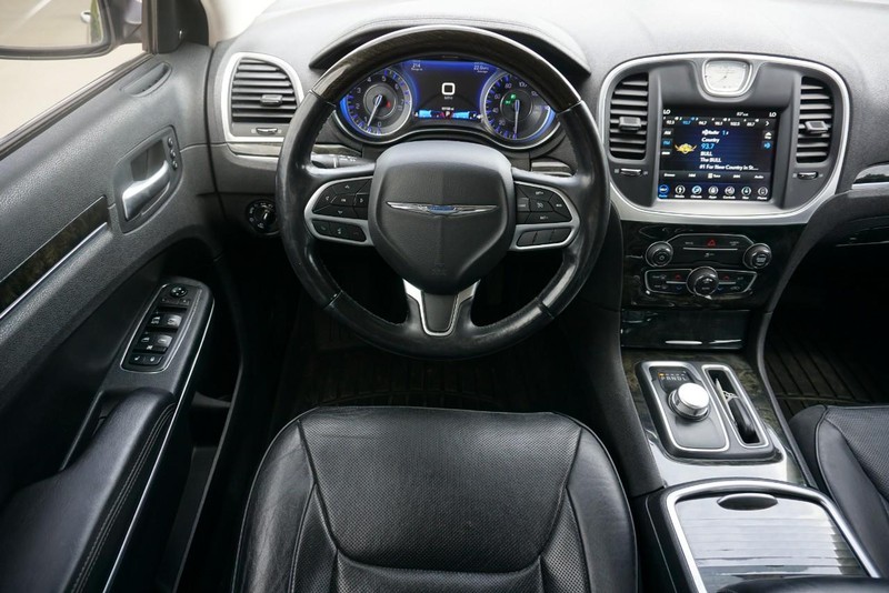 Chrysler 300 Vehicle Full-screen Gallery Image 35
