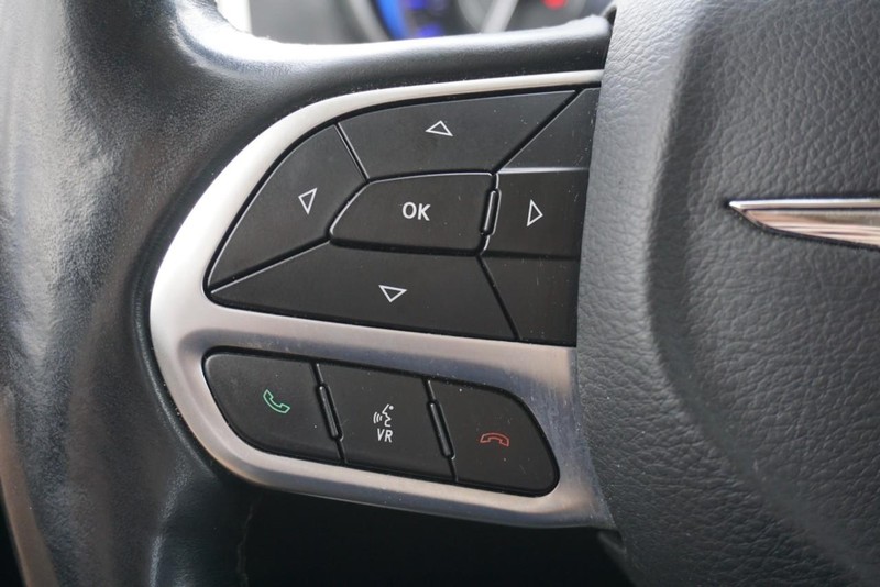 Chrysler 300 Vehicle Full-screen Gallery Image 36