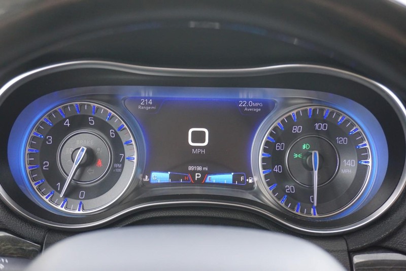 Chrysler 300 Vehicle Full-screen Gallery Image 38