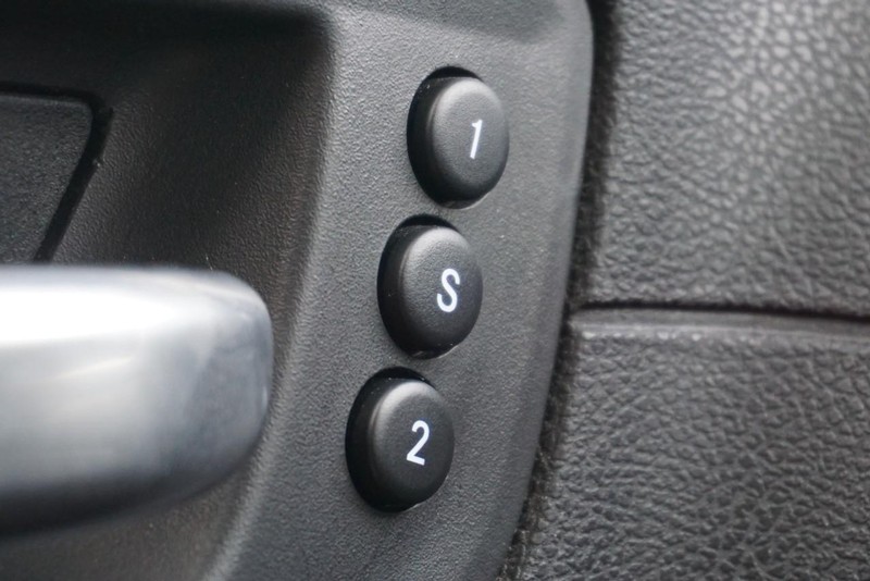 Chrysler 300 Vehicle Full-screen Gallery Image 40