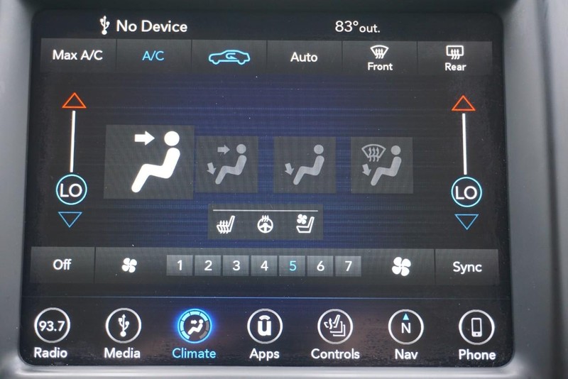 Chrysler 300 Vehicle Full-screen Gallery Image 48