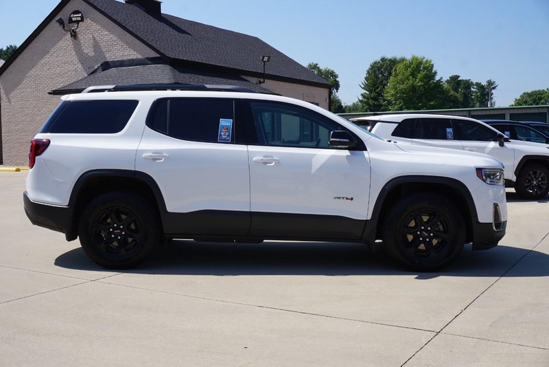 GMC Acadia Vehicle Full-screen Gallery Image 02