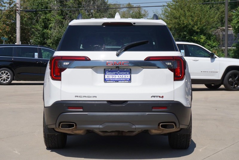 GMC Acadia Vehicle Full-screen Gallery Image 04
