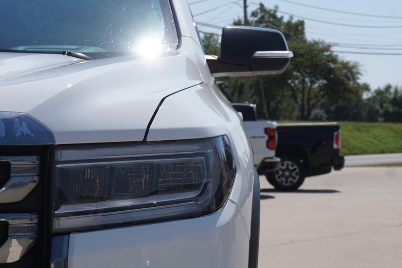 GMC Acadia Vehicle Full-screen Gallery Image 10