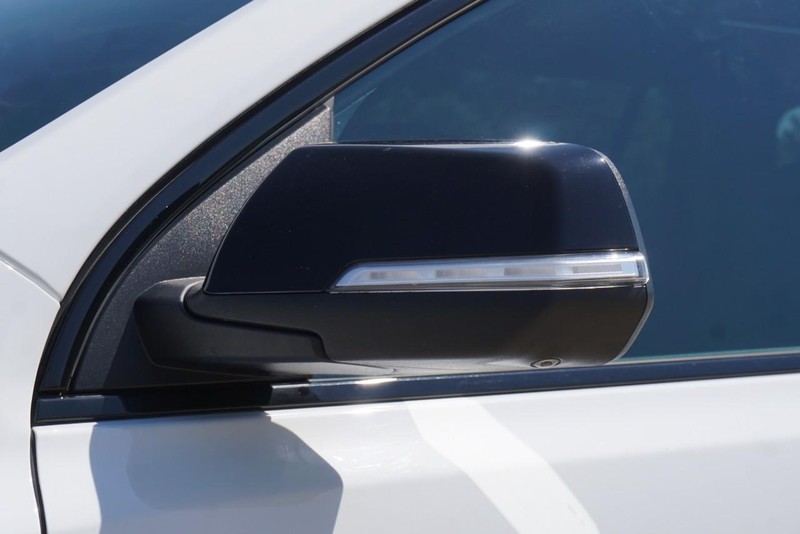 GMC Acadia Vehicle Full-screen Gallery Image 12