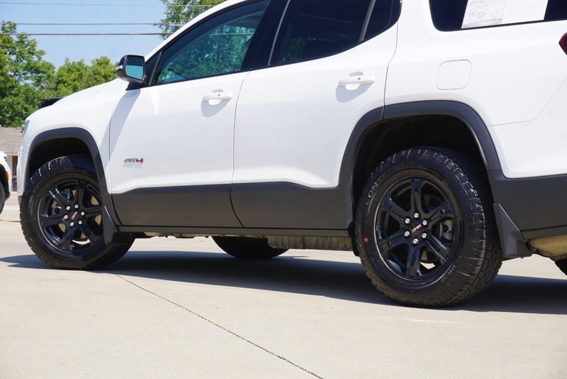 GMC Acadia Vehicle Full-screen Gallery Image 13