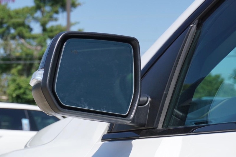 GMC Acadia Vehicle Full-screen Gallery Image 15