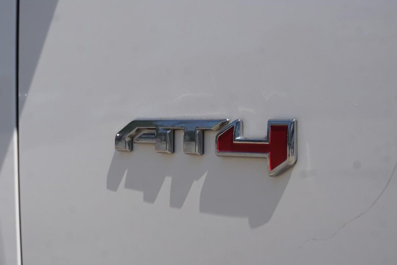 GMC Acadia Vehicle Full-screen Gallery Image 16