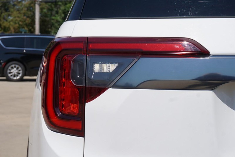 GMC Acadia Vehicle Full-screen Gallery Image 17