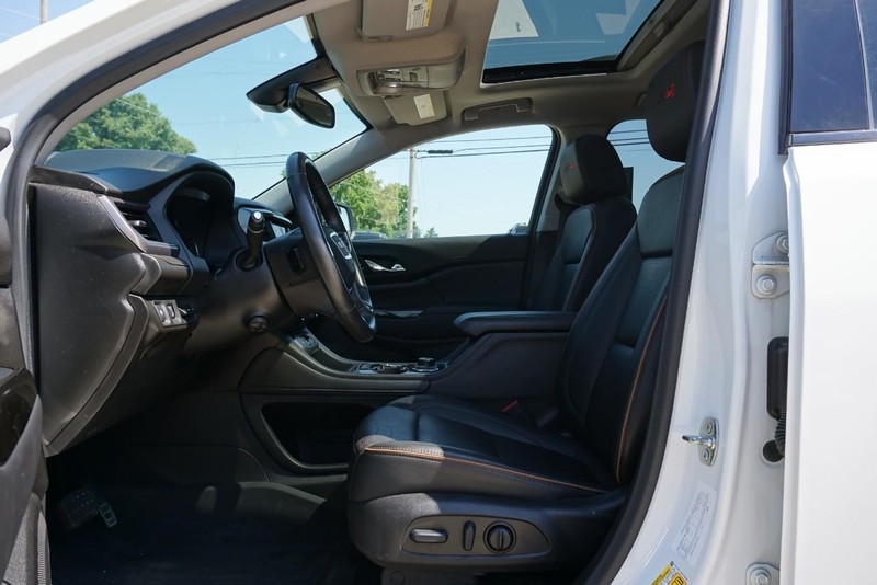 GMC Acadia Vehicle Full-screen Gallery Image 22