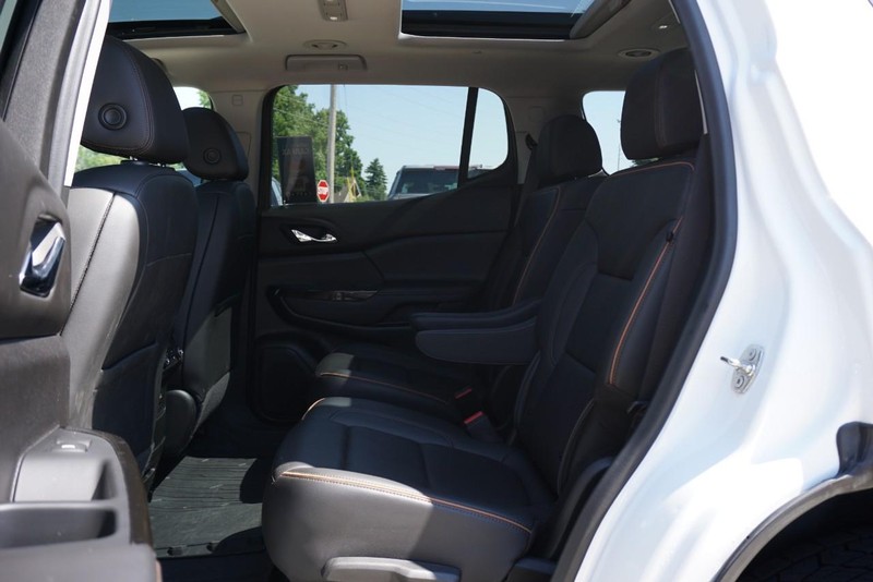 GMC Acadia Vehicle Full-screen Gallery Image 26