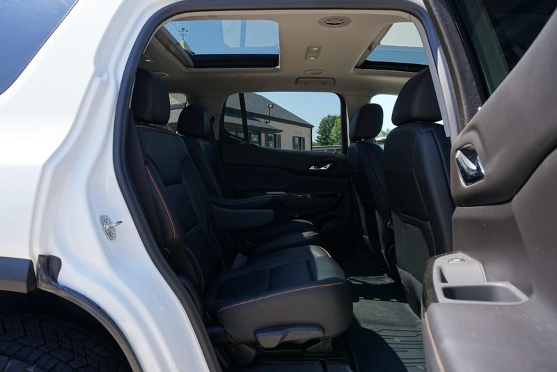 GMC Acadia Vehicle Full-screen Gallery Image 29
