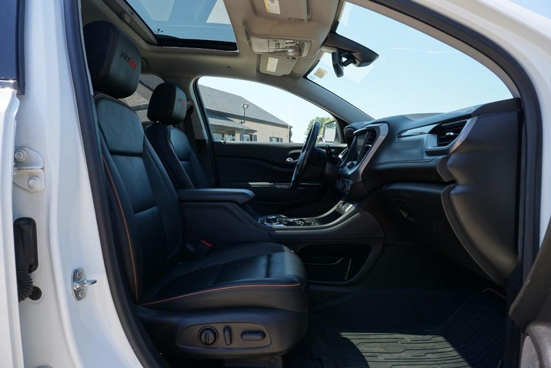 GMC Acadia Vehicle Full-screen Gallery Image 32