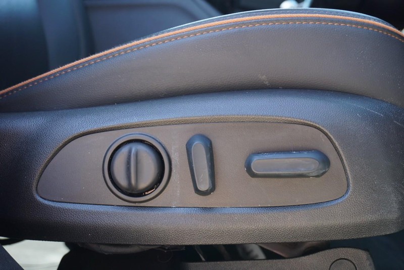GMC Acadia Vehicle Full-screen Gallery Image 33