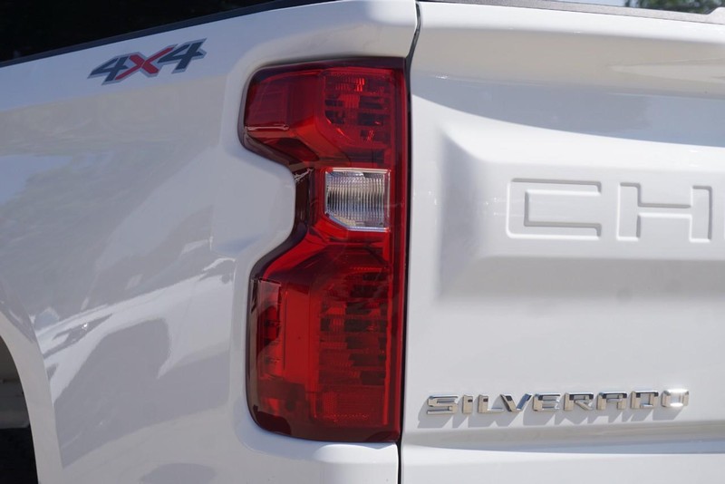 Chevrolet Silverado 1500 Vehicle Full-screen Gallery Image 18