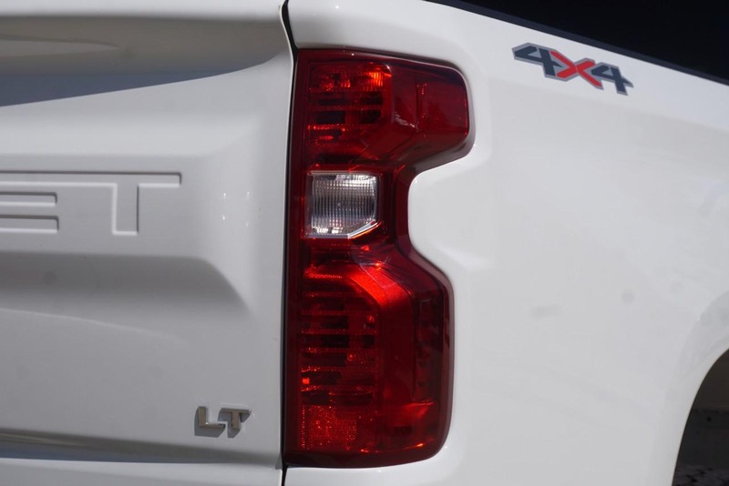 Chevrolet Silverado 1500 Vehicle Full-screen Gallery Image 19