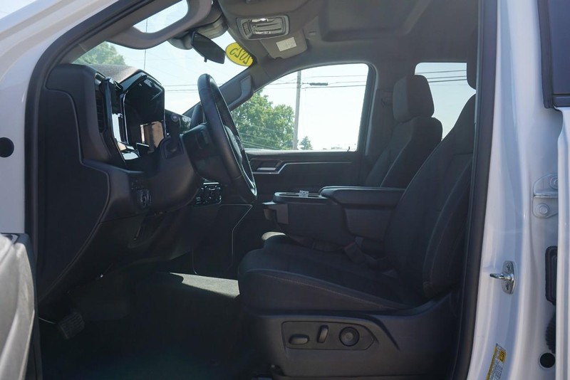 Chevrolet Silverado 1500 Vehicle Full-screen Gallery Image 24