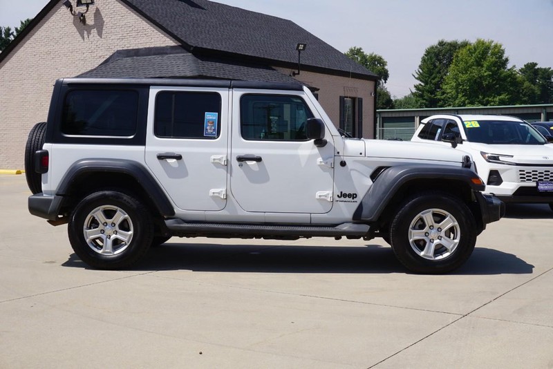 Jeep Wrangler Vehicle Full-screen Gallery Image 02