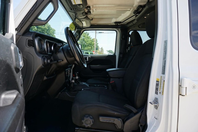 Jeep Wrangler Vehicle Full-screen Gallery Image 24