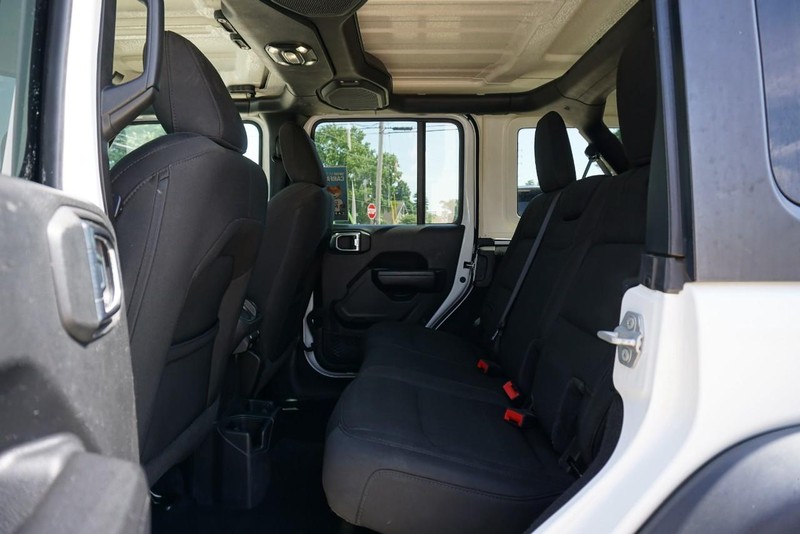 Jeep Wrangler Vehicle Full-screen Gallery Image 26