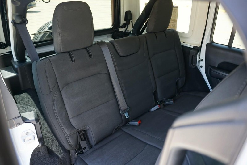 Jeep Wrangler Vehicle Full-screen Gallery Image 29