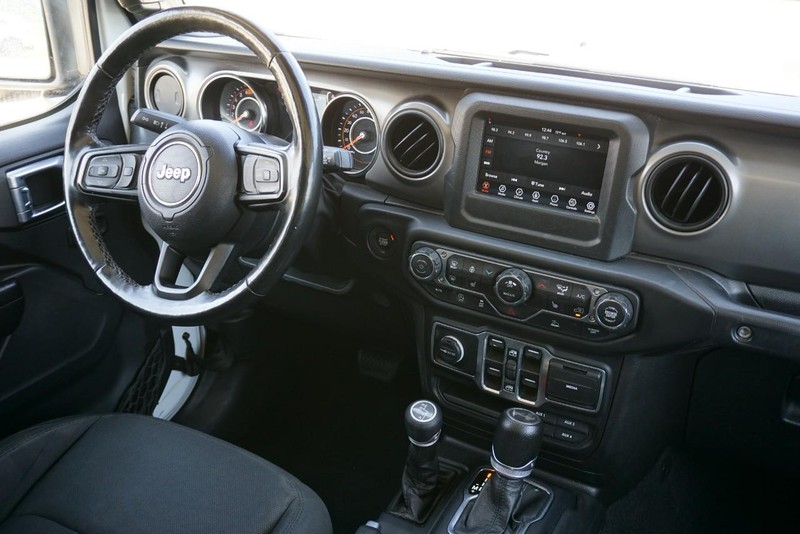 Jeep Wrangler Vehicle Full-screen Gallery Image 35