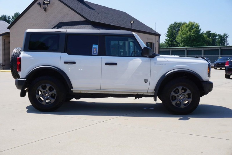 Ford Bronco Vehicle Full-screen Gallery Image 02