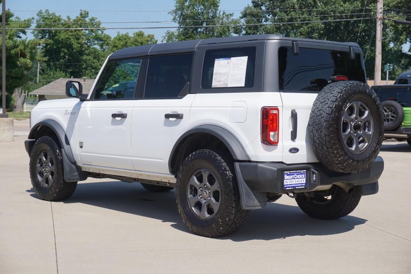 Ford Bronco Vehicle Full-screen Gallery Image 05
