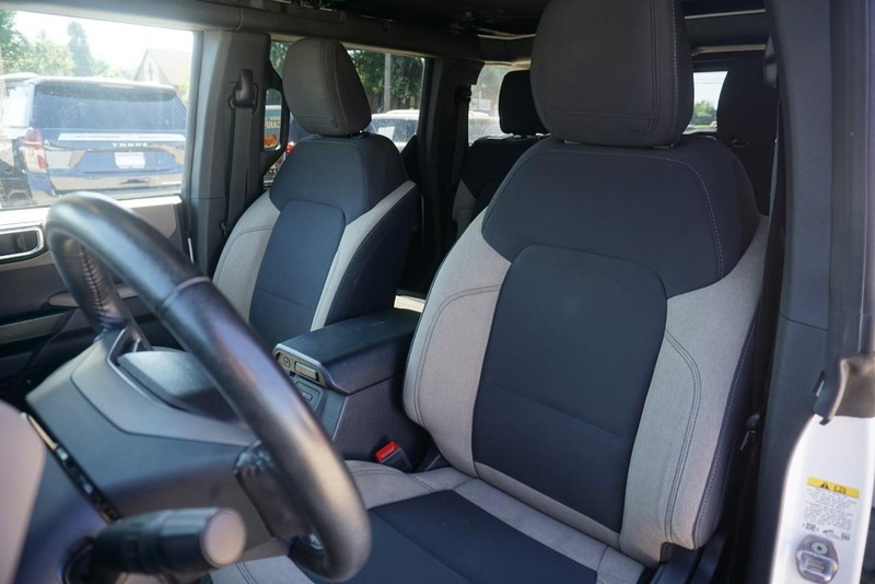 Ford Bronco Vehicle Full-screen Gallery Image 23