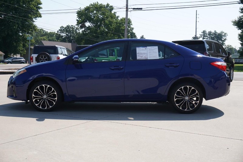 Toyota Corolla Vehicle Full-screen Gallery Image 06