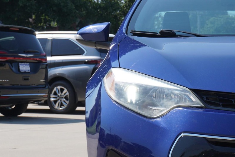 Toyota Corolla Vehicle Full-screen Gallery Image 09