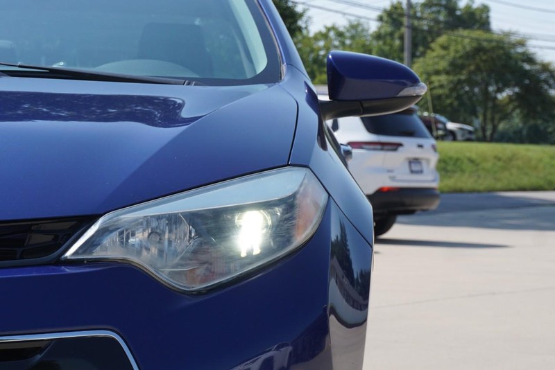 Toyota Corolla Vehicle Full-screen Gallery Image 10