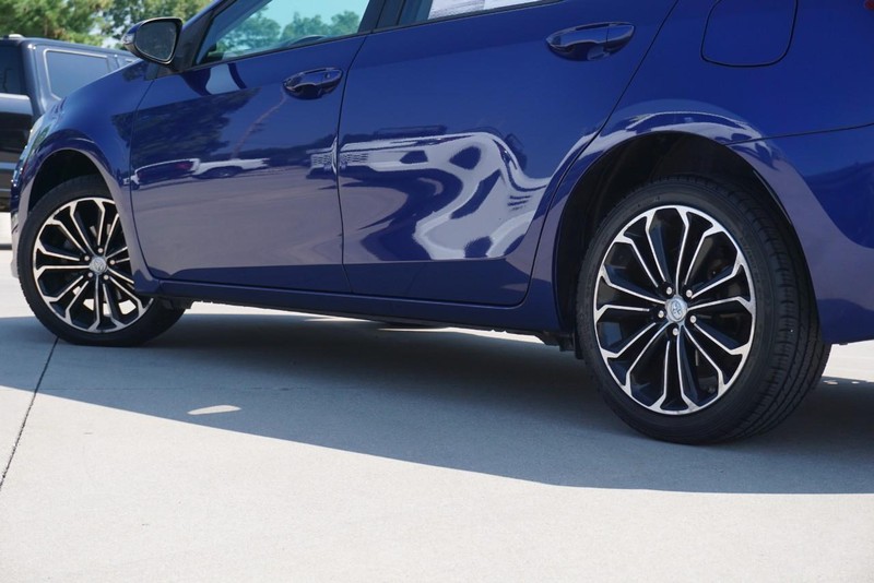 Toyota Corolla Vehicle Full-screen Gallery Image 13