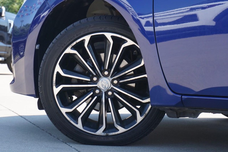 Toyota Corolla Vehicle Full-screen Gallery Image 14